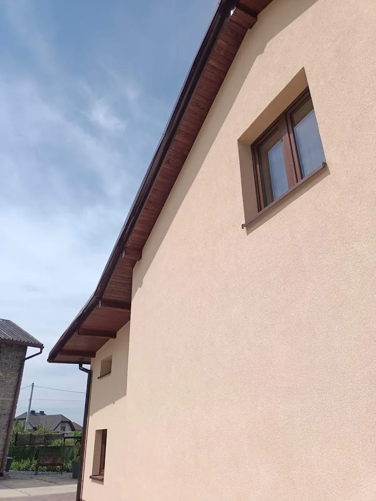 Podbitka i elewacja drewniana pod okapem dachu