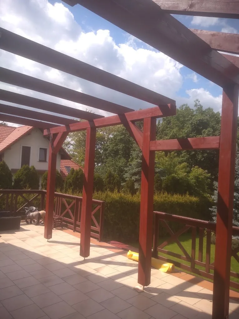 Drewniana pergola nad tarasem przy domu