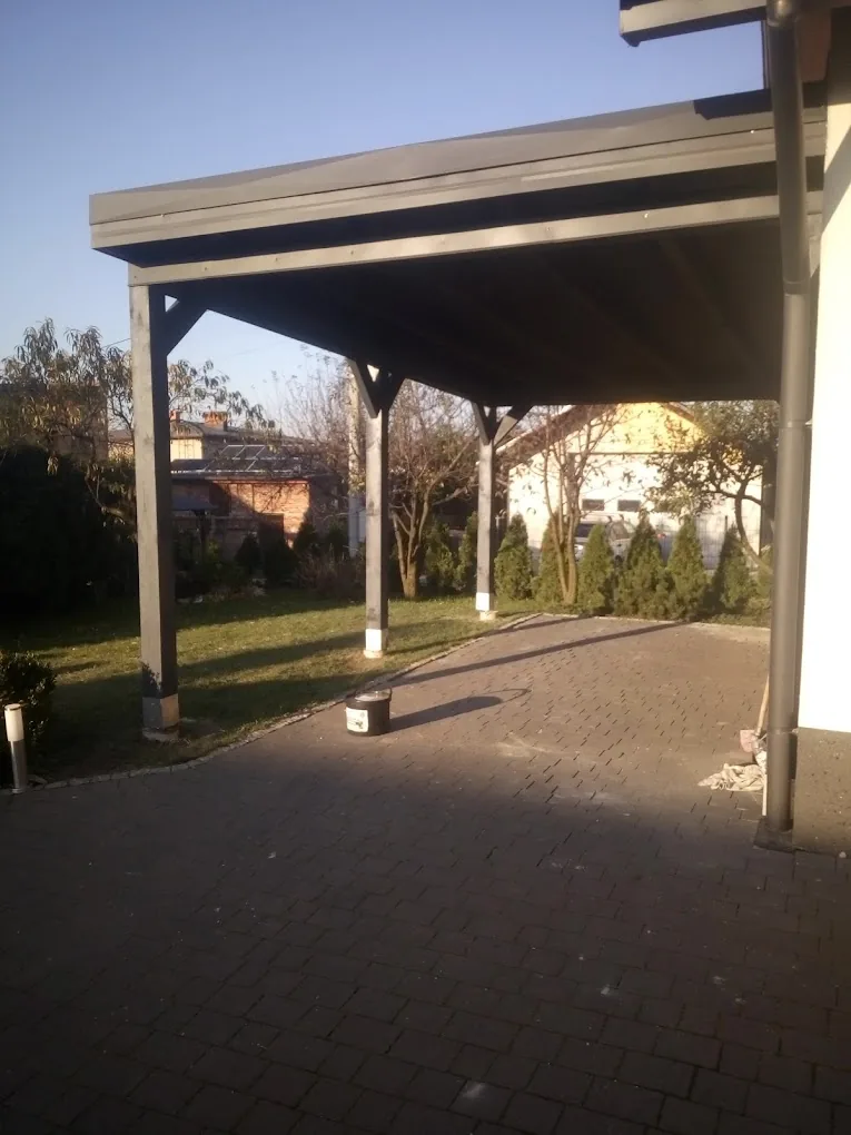Drewniana konstrukcja więźby wiaty w trakcie budowy
